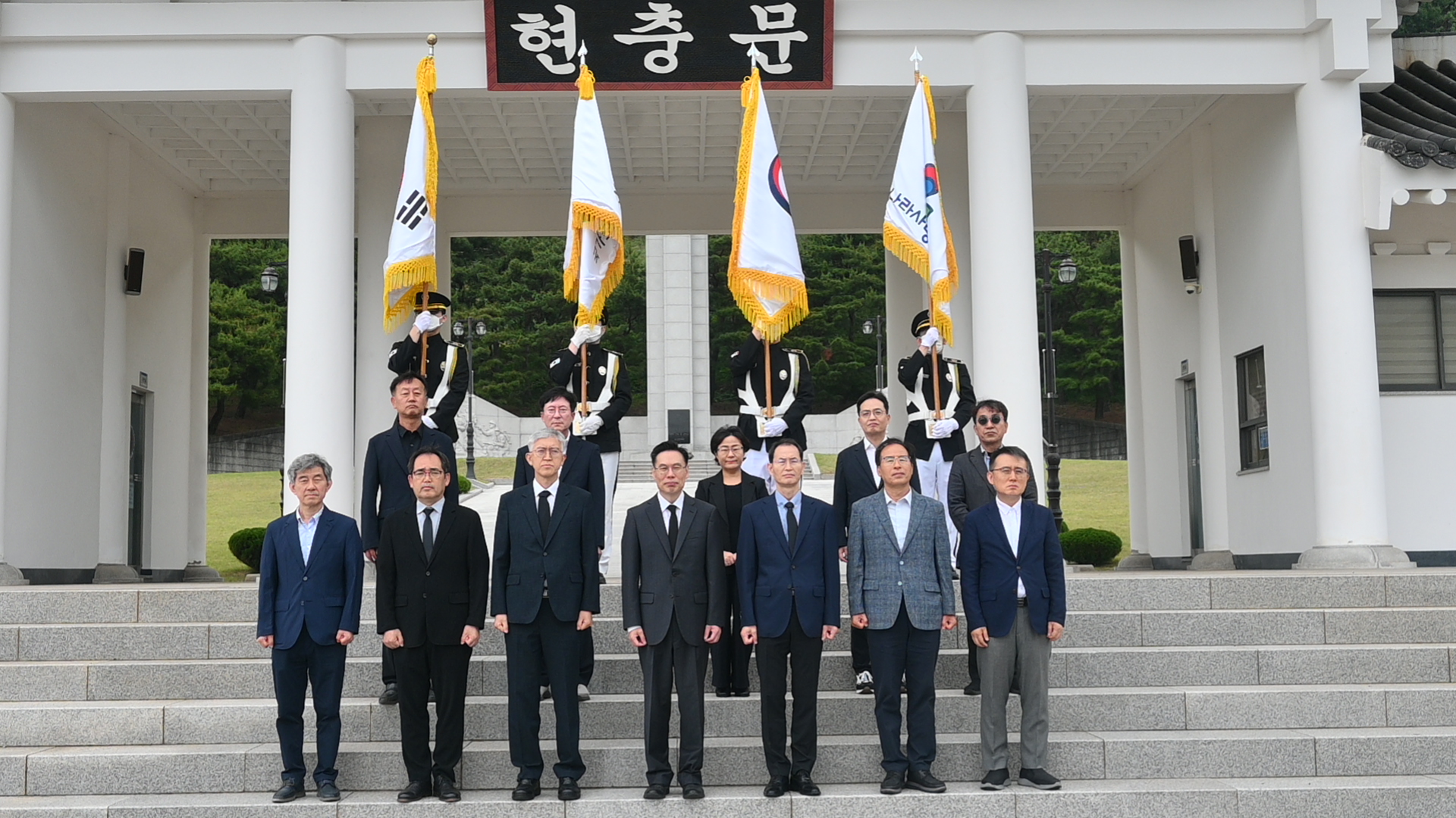 현충문 도열
